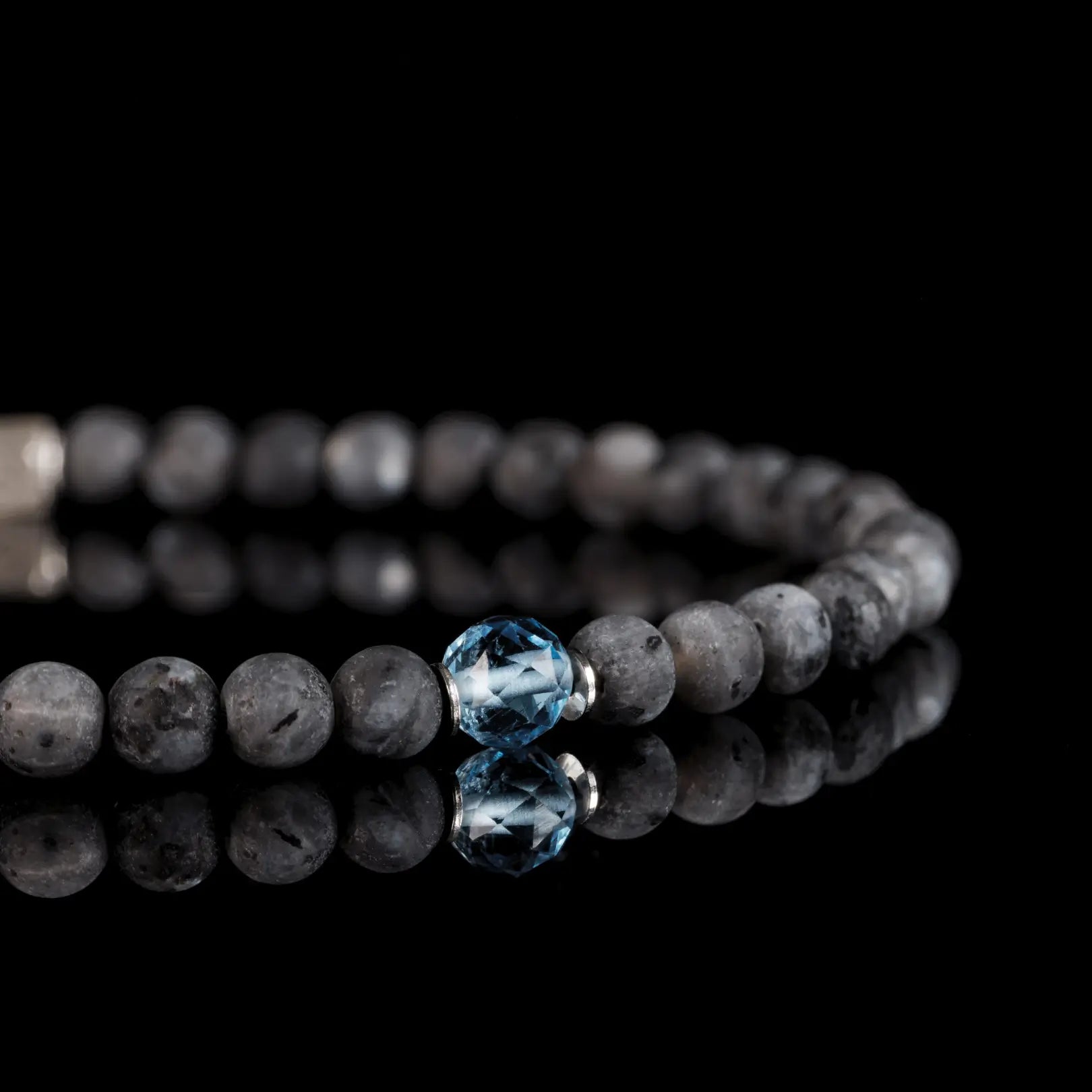 AQUAMARINE - MATTE LABRADORITE BRACELET 1 CARAT (4-5MM)